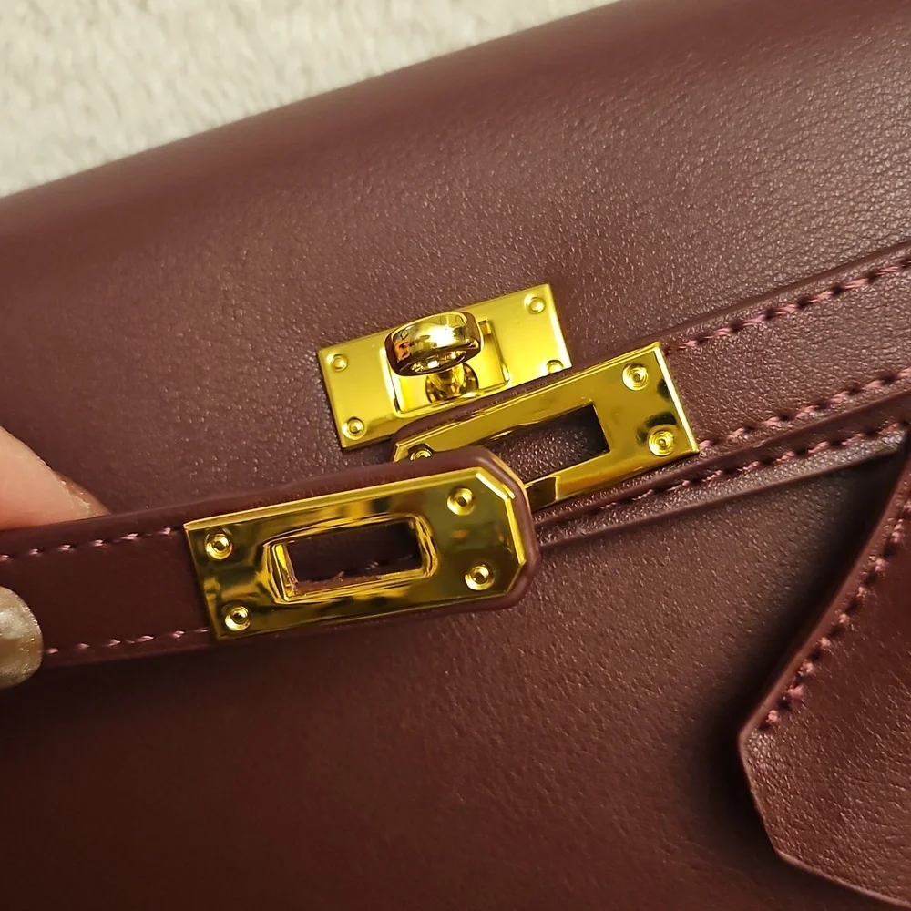 Elegant Brown Leather Shoulder Bag - Picture 3 of 6